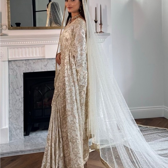 Art of Liza Ivory Bridal Sari with Veil & Readymade blouse - Picture 7 of 12